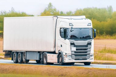 Şirket dağıtım kamyonu kırsaldan geçiyor.