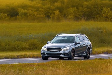 Zengin yeşil çimlerle çevrili bir otoyolda.