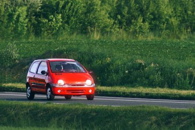 90 'ların klasik Japon performans arabası yolda.