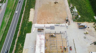 İnşaat alanındaki işçilerin hava görüntüsü