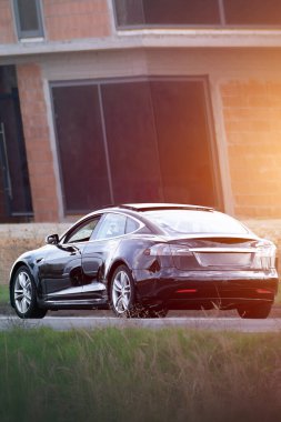 Pürüzsüz kırsal yolda gelecekteki elektrikli SUV