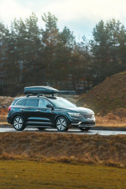 Çatıdaki depolama ekipmanları ile ulaşım kavramı