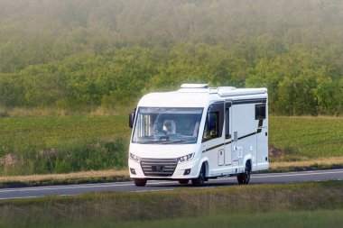 Yemyeşil bir arazide gezinen eğlence aracı.