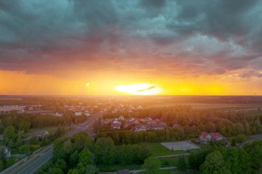 Gün batımı ve fırtına bulutları ile kırsal alan