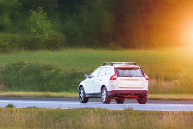 Huzurlu kırsal bir yolda giden otomobil