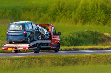 Araba kazası yapan araç çekiciyle götürüldü.