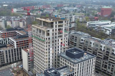 Çelik ve beton bina yapım aşamasında.