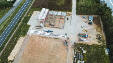 İnşaat alanının güneş doğarken insansız hava aracı görüntüsü