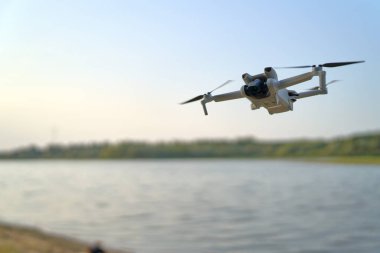 Barışçıl göl manzarası üzerinde hareket halindeki insansız hava aracı