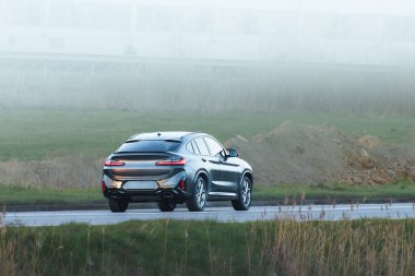 Yeşil enerji aracı sessiz yolda