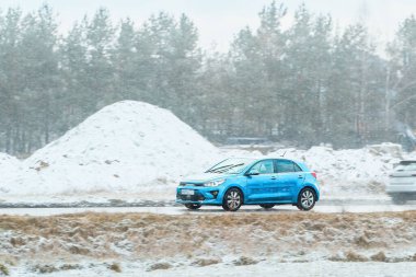 Modern kompakt araç yolda dönüyor