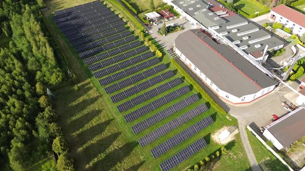Büyük güneş enerjisi sırasına sahip yeşil fabrika