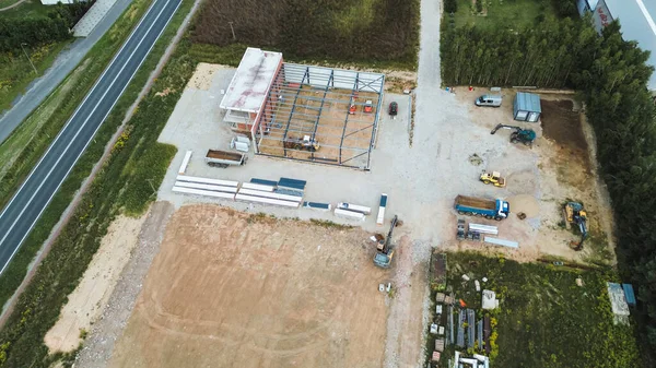 İnşaat alanının güneş doğarken insansız hava aracı görüntüsü