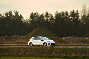 Güneşli kırsal yolda otomobil sürmek