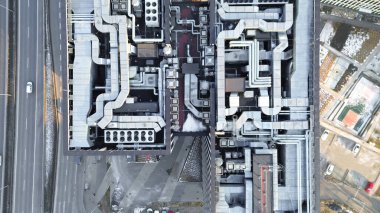 Fabrikanın çatısındaki havalandırma üniteleri.