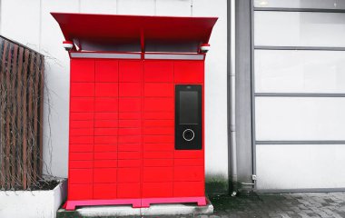 Paketler için açık hava kırmızı dolap sistemi