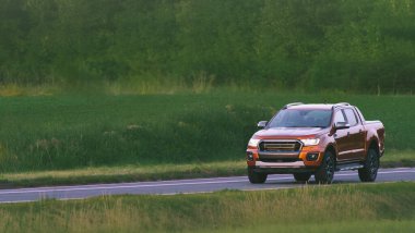 Güzel doğada tam boy bir kamyon.