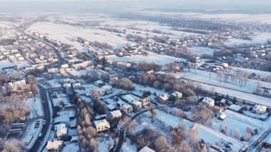Sakin bir yerleşim yeri üzerinde dondurucu bir kış günü