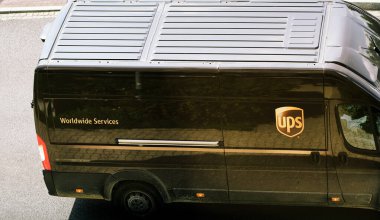 UPS Birleşik Paket Servis ticari dağıtım kamyonu trafikte 29 08 2025 Polonya Avrupa