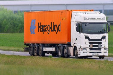 Hapag-Lloyd mallarını teslim eden ticari yük kamyonu 09.10.2025 Polonya, Avrupa