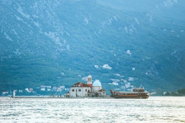 Karadağ 'da selvi ağaçları olan kilise adası