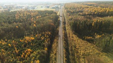 Sisli tren rayları mesafeye uzanıyor