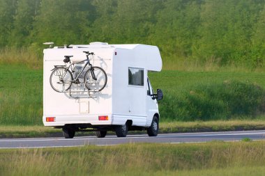 Karavan ve bisikletle kamp macerası.