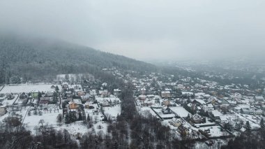 Kış mevsiminde hava aracı manzaralı karlı köy
