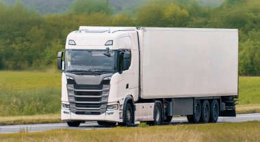 Ticari kutu kamyonu malları dışarıya taşıyor.