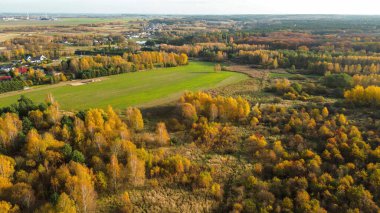 Sonbaharda tarlaları sürülen güzel kır manzarası