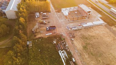 Ağır ekipmanlı kırsal inşaat sahası