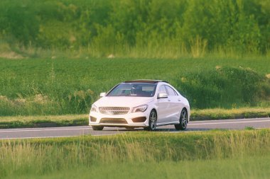 Zarif ön ve tekerlekleri gösteren birinci sınıf araba