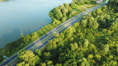 Yeşil kırsal arazide nakliye rotası