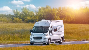Sakin Avrupa otoyolunda kamp minibüsü yolculuğu