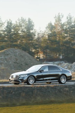 Manzaralı otoyolda lüks bir araba.