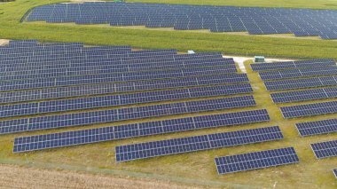 Dramatik bulut katmanlarının üstündeki uçak görüntüsü