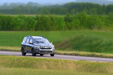 Manzaralı köy yolunda modern geçiş sürücüleri