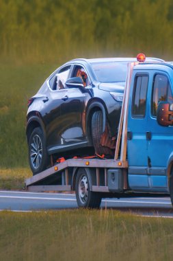 Arıza kurtarma kamyonu otoyolda hurda bir araç taşıyor.