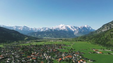 Almanya 'da yeşil çayırlar ve karlı dağlar