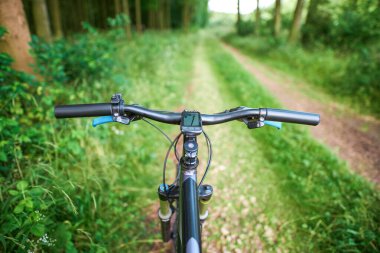 Ormanda bisiklet gidonu ve GPS