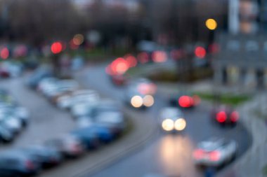 Alacakaranlıktaki virajlı yolda arabaların bulanık görüntüsü