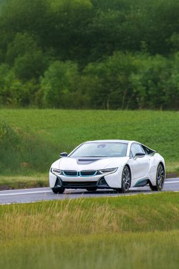 Çevre dostu EV manzaralı kırsal yol boyunca seyahat ediyor