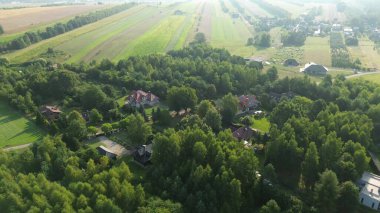 Ormanlarla çevrili geniş bahçeli evler..