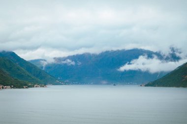 Karadağ manzaralı Kotor Körfezi bulutların altında