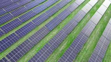 Güneş enerjisi modülleriyle dolu yeşil alan