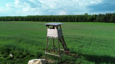 Gözlem kulesi açık kırsal alanda duruyor.
