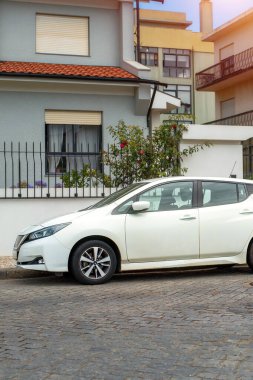 Sürdürülebilir ulaşım modern şehirde park edilmiş.