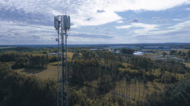 Polonya kırsalında çelik anten direği