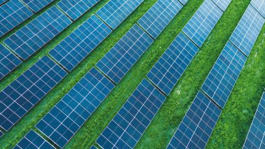 Yeşil alan manzarasında büyük güneş dizisi