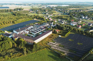 Güneş çiftliği ve kırsal kabinin havadan görünüşü